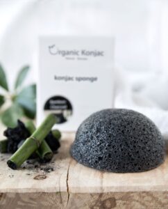 organic-konjac-svamp-bamboo-charcoal-akne-uren-hud